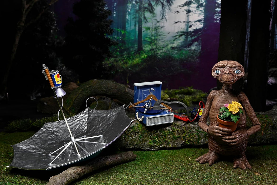 NECA - E.T. - 40th Anniversary Deluxe E.T. Ultimate 7" Action Figure with LED Chest